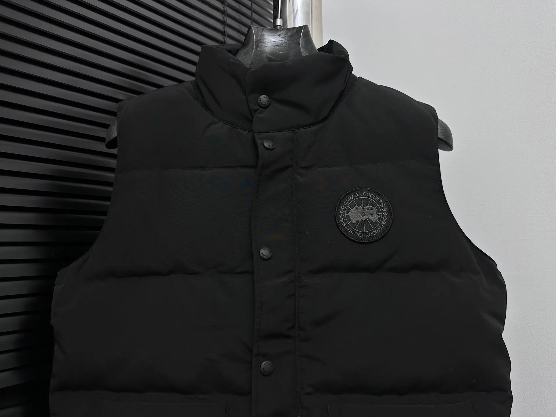 P360 [Canada Goose] Canada Goose #Freestyle Crew 4154M Men’s and Women’s Vest Down# ➖ Imported Behringer embroidery machine with customized 10,000-needle embroidery logo! ➖ Imported 21-count polyester-cotton blended original fabric, using Feather-Light 10D waterproof coating fabric, made of 84.5% polyester fiber and 15.5% cotton, 100% the best feel in the entire network! ➖ The genuine official website uses the national standard 80 white duck down, and will never be misled by false claims such as 90 down or goose down! ➖ 100% nylon nylon lining with double double-layer sealing design to prevent velvet from running away. Top-grade polar fleece is used in the collar and pockets to keep warm and comfortable! ➖ Yoshida YKK provides original custom-made electroplated sliders. YKK two-way lockable zippers are tight and smooth and will not peel off paint! ➖ 3M composite original Velcro is durable, and all accessories and hardware are disassembled and customized! ⛔No slander, no exaggeration, no need for too much copywriting, because it is focused, it is professional!  SIZE: XS S M L XL XXL